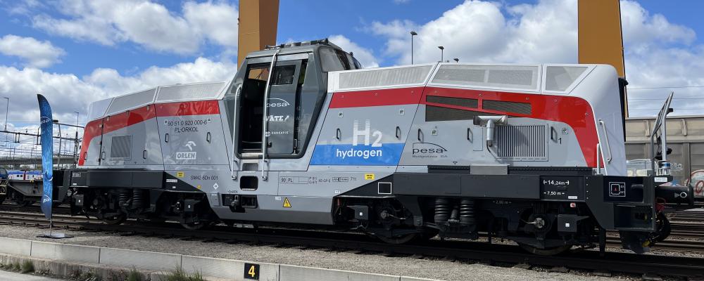 Det polsktillverkade vätgasloket SM42-6Dn har gjort en uppvisningsturné till svenska hamnar och terminaler där ett av stoppen skedde på Årsta Kombiterminal.