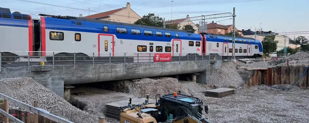 Första tåget passerar. Foto: Trafikverket/Charlii Enström