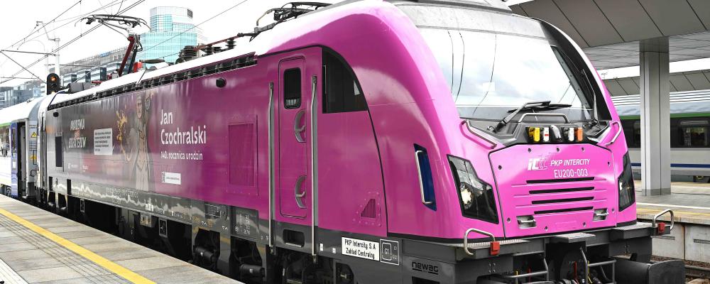 Utöver lokets nya utseende kommer resenärer att kunna se informationsfilmer ombord på PKP Intercitys tåg. Filmerna berättar om Czochralskis två viktigaste uppfinningar: kiselkristallmetoden och Metall B. foto: PKP