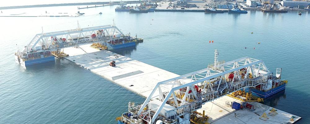Installationen sker med hjälp av fartyget IVY, som består av två sammankopplade enheter – IVY 1 och IVY 2. Dessa används för att hantera både standardelement och specialelement med olika dimensioner och vikt. Foto: Femern Link Contractors