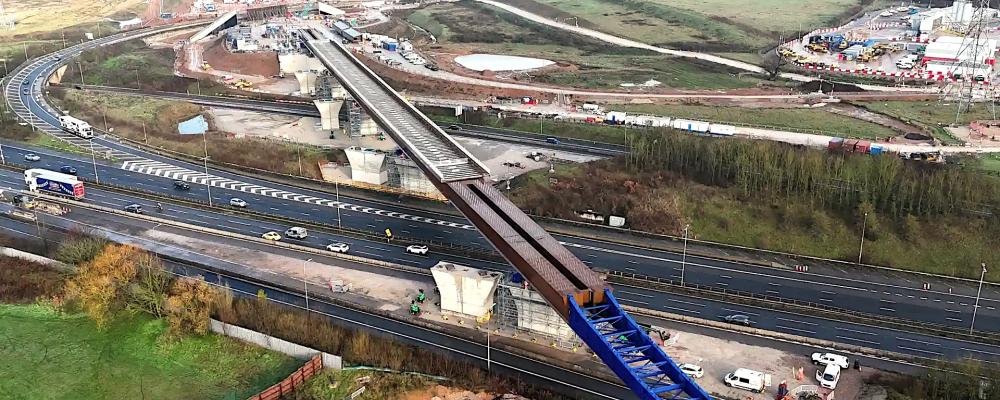 Det 4 600 ton tunga brodäcket sköts över motorvägen M6 utan att trafiken behövde stoppas. Foto: Höghastighetsprojektet H2