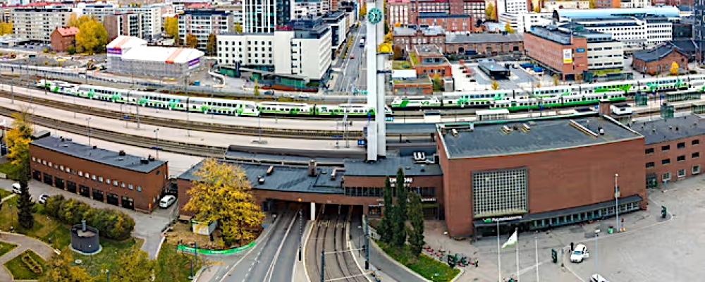 Tammerfors centralstation: Under arbetet påverkas trafiken i Tammerfors centrum i hög grad. Både Erkkiläbron och delar av gatan, Itsenäisyydenkatu, kommer att stängas av för trafik, särskilt under sommarsäsongen. Myndigheterna uppmanar invånare och pendlare att planera sina resor i god tid. Bild: Väylävirasto, Finlands Trafikverk