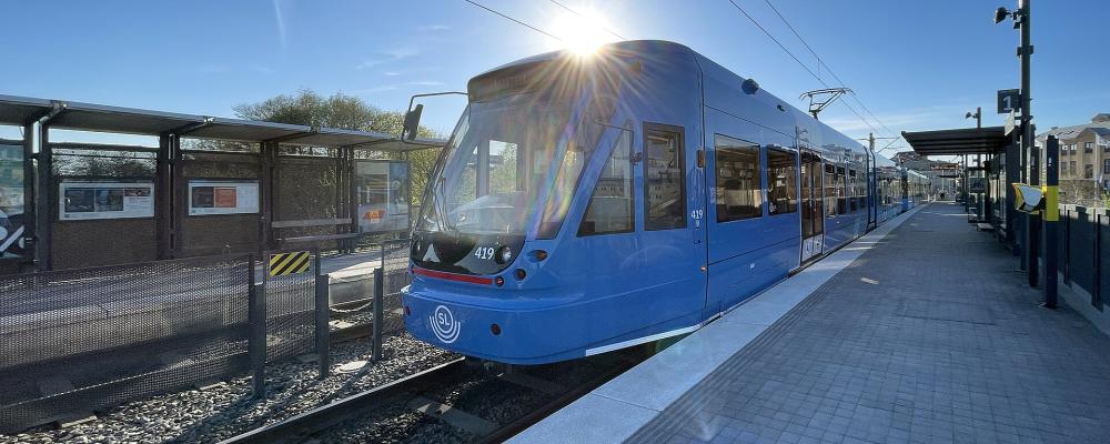 Modellen A32, som är något större än de ordinarie vagnarna, sätts nu in i trafiken. Foto: Qpwoeizmxnr/Wikimedia Commons/https://commons.wikimedia.org/wiki/File:A32_sp%C3%A5rvagn_2023_06.jpg