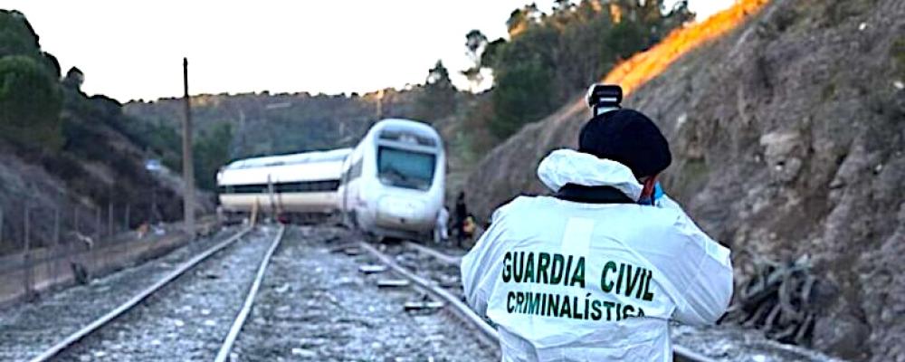 Undersökningsteamet vid olycksplatsen. Utredningen analyserar nu det specifika rälspartiet, som tillverkades 2023, för att avgöra om brottet beror på materialutmattning eller ett tillverkningsfel. Foto: Guardia Civil.