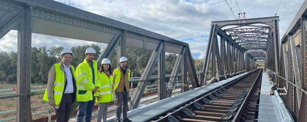 Adif planerar omfattande reparations- och underhållsarbeten på en metallbro mellan stationerna Espeluy och Mengíbar på den konventionella linjen Madrid–Jaén. Arbetet inleddes den 1 september och de pågår till cirka maj året därpå. Brosträckan är cirka 250 meter lång och korsar Guadalquivir-floden mellan kilometrar 338/620 och 338/800. Arbetena involverar strukturell förbättring och byte av sliprar. När broarbetet är klart kommer nuvarande hastighetsbegränsning att tas bort, vilket väntas förbättra tågens punktlighet. Foto: Adif