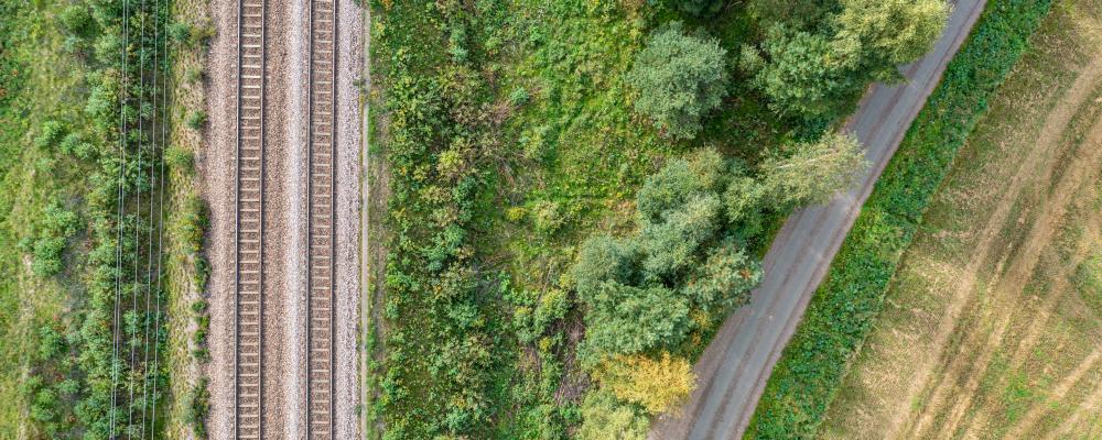 Genom att möjliggöra längre och fler godståg bidrar projektet till överflyttning av transporter från väg till järnväg. Foto: Afry