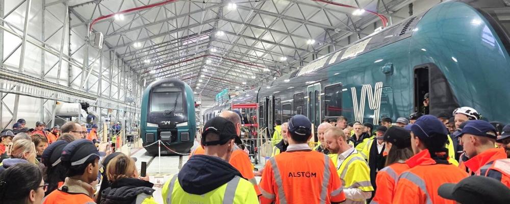 Medarbetare och samarbetspartners samlades vid Alstoms depå i Grorud i Oslo för att fira det 100:e ERTMS-utrustade tåget. Foto: Alstom