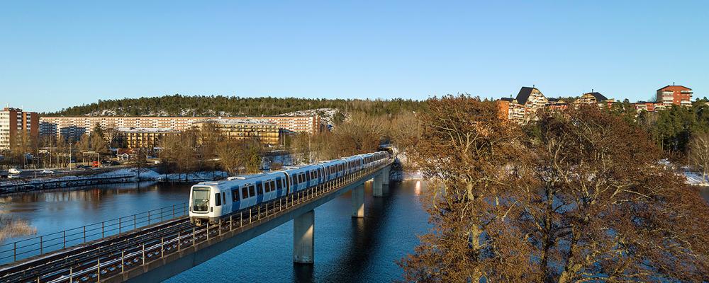 Tågen lastas på järnväg i Tyskland, och resan kräver noggrann planering för att säkerställa att alla delar av kedjan fungerar sömlöst – från fabriken till slutdestinationen i Stockholm. Foto: Alstom