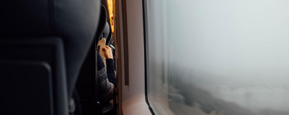 Gamla tåg utan AC, servering eller fräscha toaletter skulle snart ersättas – men enligt Värnamo Nyheter blir de kvar i flera år på sträckan via Värnamo, Gnosjö och Hestra. Foto: ana martin/unsplash
