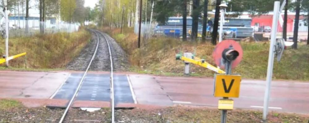 Projektet innebär att den drygt tre kilometer långa järnvägssträckan mellan Mora Strand och Lomsmyren elektrifieras. Foto: Trafikverket