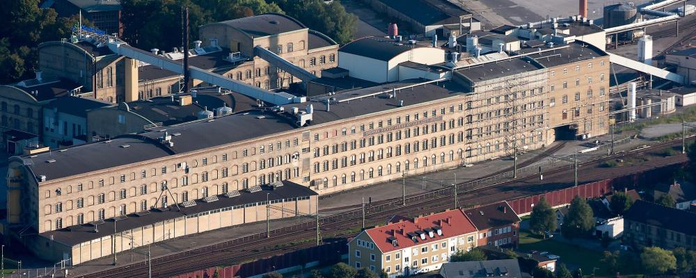 Flygbild över Arlövs sockerbruk med järnvägsspår i Arlöv i norra Malmö. Foto: David Castor/Wikimedia Commons/https://commons.wikimedia.org/wiki/File:Arl%C3%B6vs_sockerbruk%E2%80%93flygbild_06_september_2014.jpg