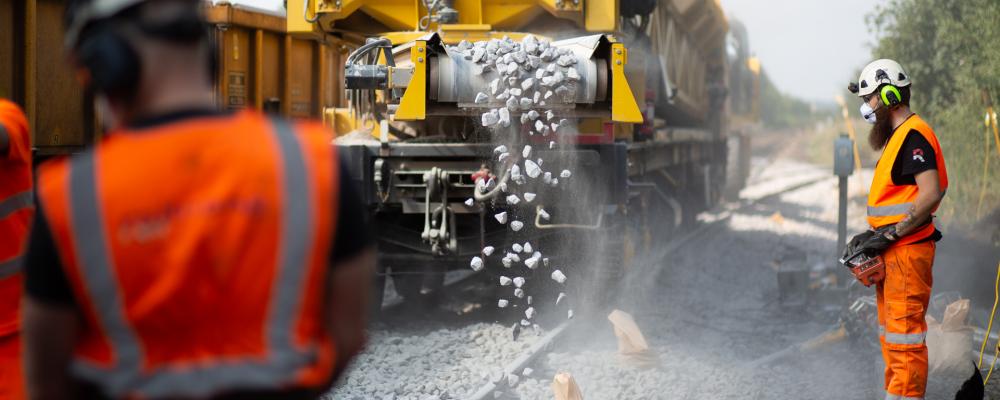 I Storbritannien fylls ballast på spåret med hjälp av en specialanpassad järnvägsvagn. Foto: Railcare