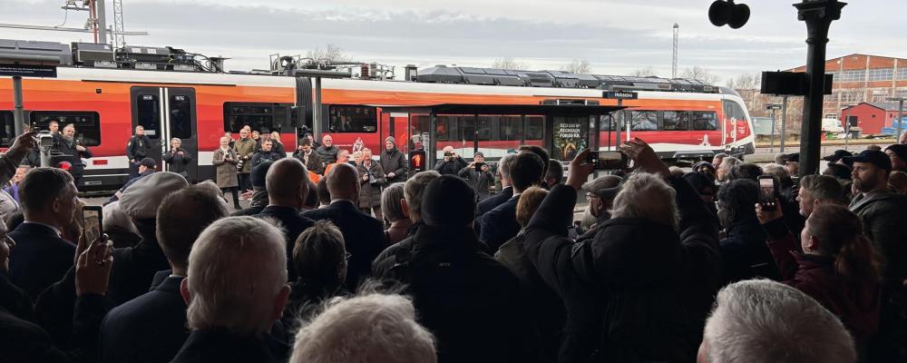 Invigningen ägde rum på stationerna i Holstebro och Lemvig och kulminerade med en jungfrutur mellan de två orterna. Ombord fanns H.M. kungen, som deltog i premiärresan med Midtjyske Jernbaners nya batteritåg av typen Siemens Mireo Plus B. Därmed blev Danmarks första batteritåg formellt invigt. Foto: Banedanmark