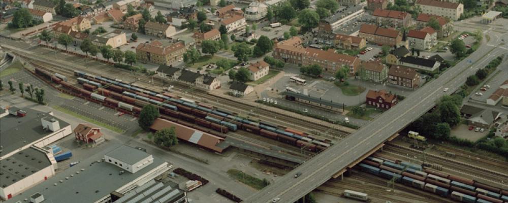 Bild på järnvägen vid Älmhult 1997. Foto: Jan Norrman/Wikimedia Commons/https://commons.wikimedia.org/wiki/File:%C3%84lmhult_-_KMB_-_16000700010669.jpg