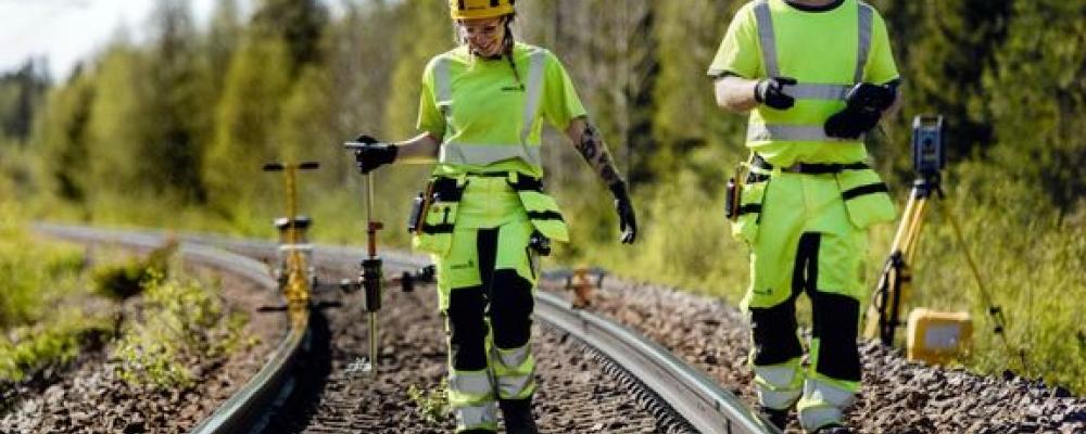 Projektet omfattar bland annat åtgärder för att ersätta äldre delar av anläggningen och leda godstrafik bort från plattformsspår för att förbättra miljön för resenärer. Foto: Sweco