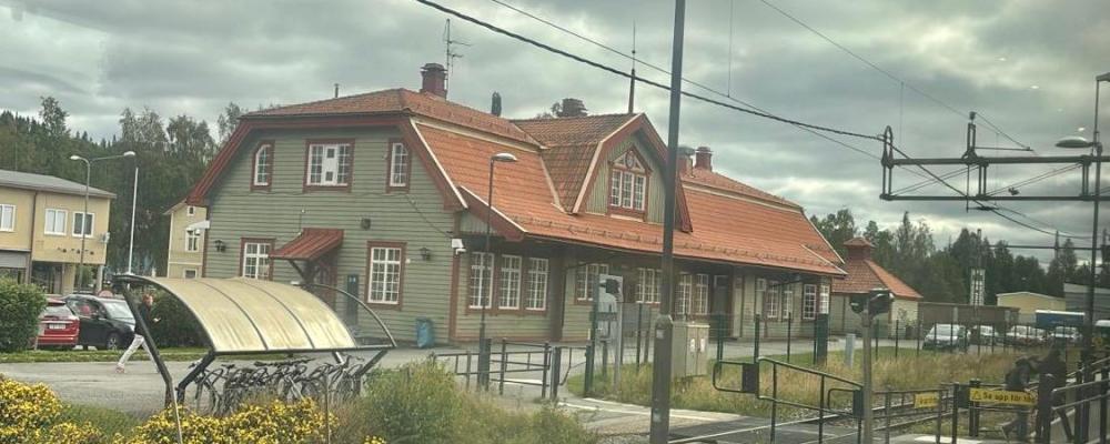 Trafikverket inleder förberedande arbeten i Bräcke för etapp 1 i april 2026. I maj, när tjälen har släppt, startar arbetet med själva anläggningen. Bräcke station 2025. Foto: Stina Wickenberg