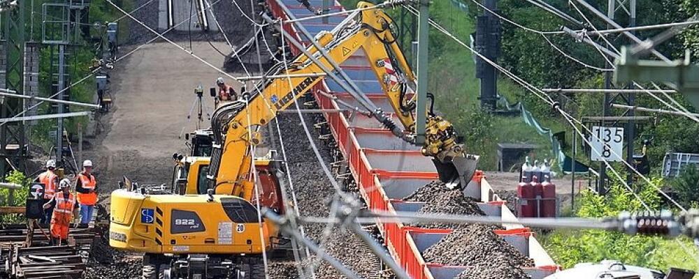 Redan under den andra av trettioåtta veckors generalrenovering på sträckan Hamburg–Berlin har det enligt DB Watch från förbundet NEE/Die Güterbahnen uppstått ”betydande problem” på omledningssträckorna. Orsaken var två parallella byggarbetsplatser som tvingade fram enkelspårsdrift. På nätterna drabbades sträckorna Bad Bevensen–Bienenbüttel mellan Lüneburg och Uelzen samt Frellstedt–Schandelah mellan Braunschweig och Helmstedt. Foto: DB