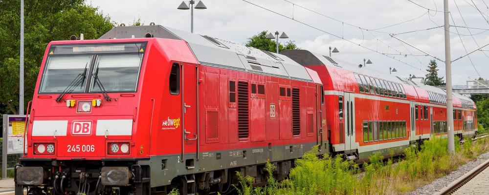 RE med diesellok 245 006 i Langenargen. Foto: Wikipedia Commons Lic. Kredit: JoachimKohler-HB –