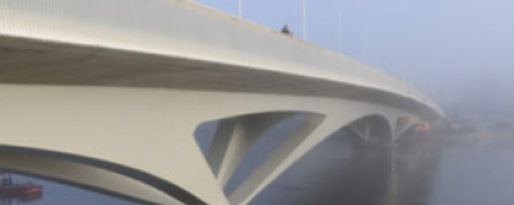 Bron är 260 meter lång med åtta spann över älv och järnväg. De djupa grundförhållandena, med berg på upp till 80 meters djup, löstes med stålkärnepeler förankrade i berget. Foto: Niklas Hart