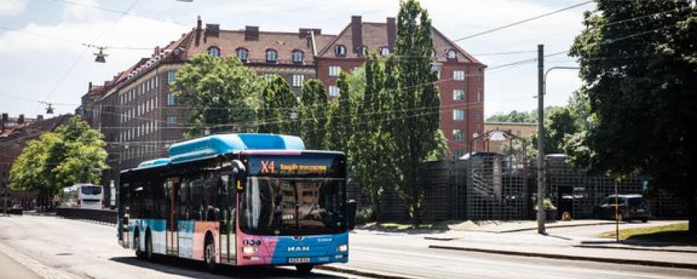 En av linjerna som påverkas av bygget är X4, som får ny körväg och indragna hållplatser. Foto: Eddie Löthman