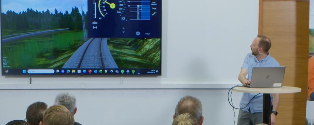 Mattias Eriksson från Nässjöakademin guidade deltagarna genom systemet med hjälp av en tågsimulator. Deltagarna fick följa en simulerad körning längs Ådalsbanan mellan Sprängviken och Dyrnäs, där systemet redan är i drift. Bild: Nordic Infracenter