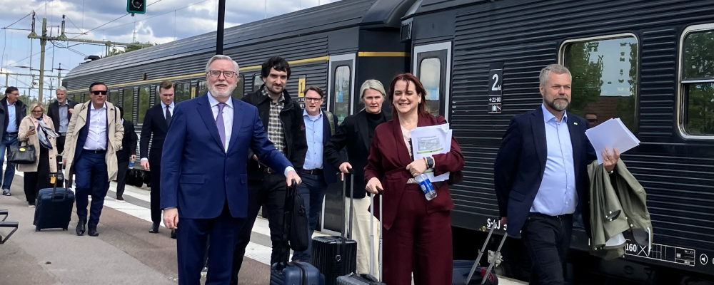 Pat Cox tillsammans med representanter från EU-kommissionen och Kombi-Consult GmbH för att studera korridorens betydelse för försvar, industri och europeisk beredskap Foto: Oslo-Sthlm 2.55