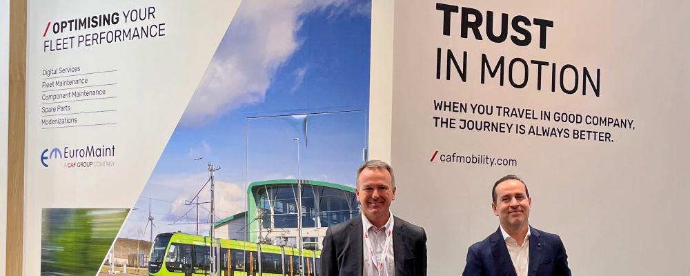 CAF:s områdeschef för Norden, Iker Etxetxikia (till vänster), och Antonio Daban, kommersiell direktör på Euromaint, medverkade på järnvägsmässan Train & Rail. Foto: Annika Järnståhl