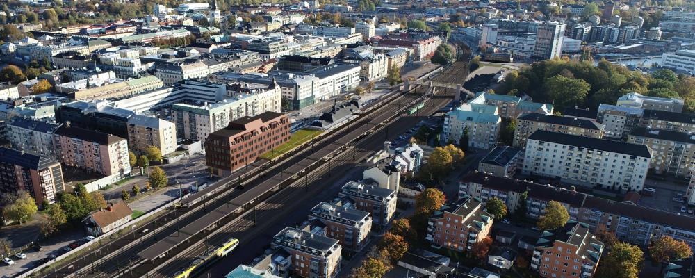 En visualisering från 2023 visar hur stationsområdet väntas se ut när Karlstads resecentrum står klart. Foto: Sweco