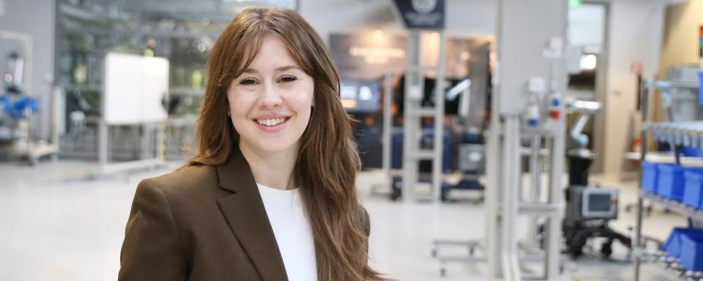 Estela Pérez Luque forskar på hur virtuella människor kan bete sig mer mänskligt. Foto: Högskolan i Skövde