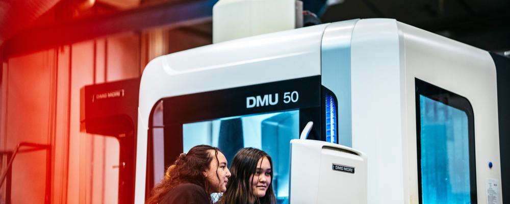 Framtida CNC-operatörer som kör en CNC-maskin. Foto: Maja Brand