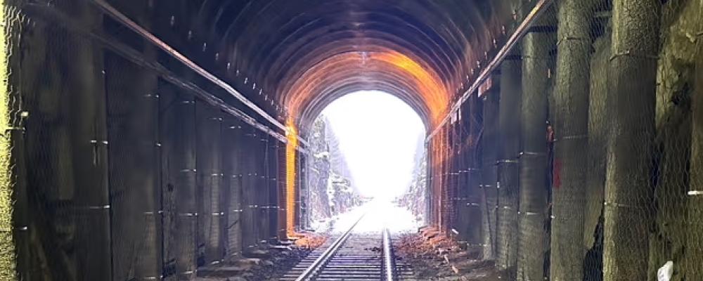 En viktig anledning till att tunneln behöver byggas om är att den inte längre uppfyller moderna krav på fri höjd och bredd. Foto: Trafikledsverket (Väylävirasto).