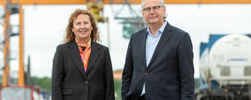 Jernhusens vd Biljana Pehrson och Green Cargos vd Henrik Dahlin på Årsta kombiterminal. Foto: Peter Lydèn Green Cargo AB/Jernhusen AB