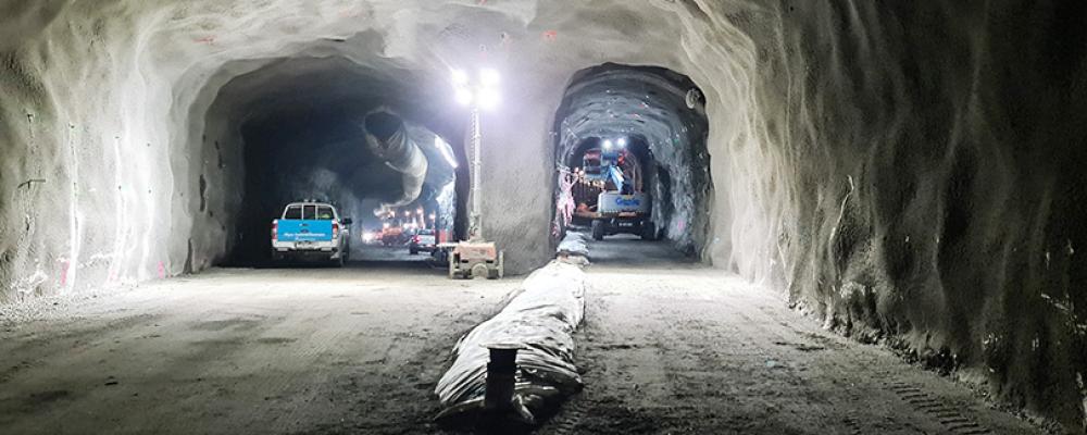 Sprängningsarbetet är färdigt och spåren på Gröna linjen mot Hässelby kan nu läggas tillbaka i den högra tunneln. I framtiden kommer tågen mot Arenastaden att ta av åt vänster på denna plats. Station Odenplan ligger strax bakom fotografen. Foto.: Region Stockholm