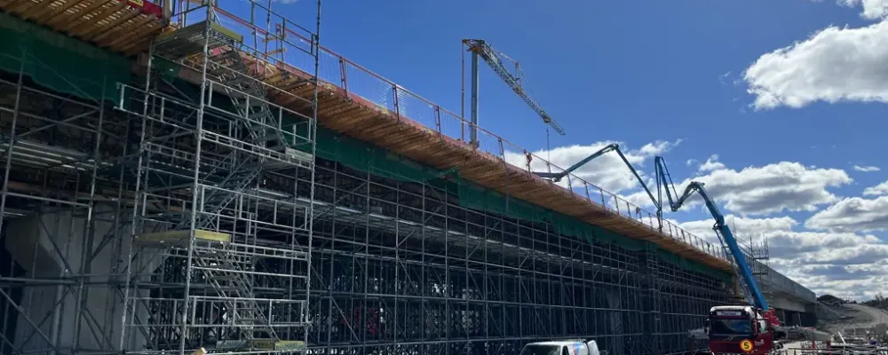 Cirka 1 300 kubikmeter betong användes i arbetet, som pågick dygnet runt. Foto: Trafikverket