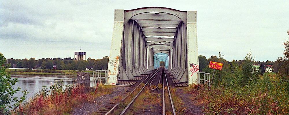 Fyra räler med normal- och bredspår (1 435 / 1 524 millimeter) på järnvägsbron över Torne älv mellan Haparanda och Torneå. Foto:  Wikipedia Common Lic. Kredit: Methem