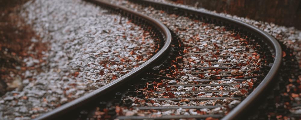 När trycket blir för högt kommer rälsen att bukta ut i sidled och en solkurva bildas. Rälsen kan utvidgas av sig själv eller när ett tåg passerar. Foto: eberhard grossgasteige/Unsplash