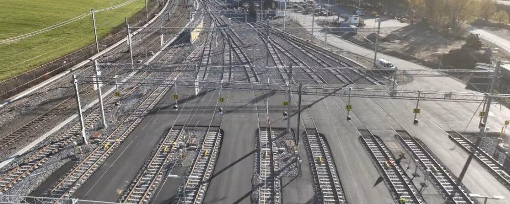 Vid uppställningsanläggningen i Hove har det nya systemet installerats och ansvarar för digital styrning av växlar, signaler och plankorsningar. Foto: Hitachi