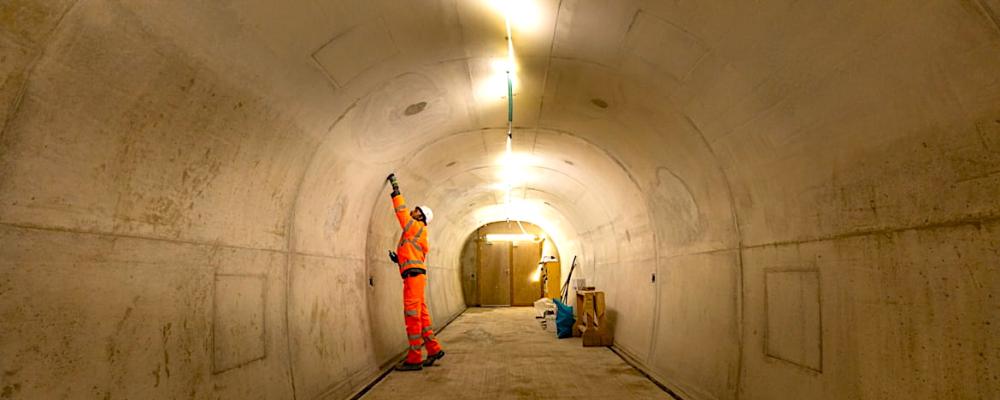 Själva tvärtunnlarna har byggts med så kallad sprutbetongteknik, där marken successivt grävs ut mellan tunnelrören och stabiliseras med betong. Avståndet mellan rören varierar mellan 6 och 20 meter. Foto: HS2 - projekt