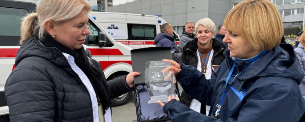 IAEA överlämnar ambulanser vid Tjernobyl. Till vänster sjukhusdirektören Tetiana Latysjenko, till höger IAEA:s medicinska chef Liliana Salaru. Foto: IAEA