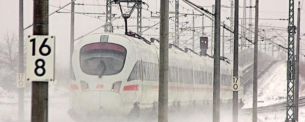 Tyskt ICE-tåg i snöstorm. Snö och is skapar stora utmaningar för tågtrafiken i norra Tyskland. Foto: DB AG / Claus Weber