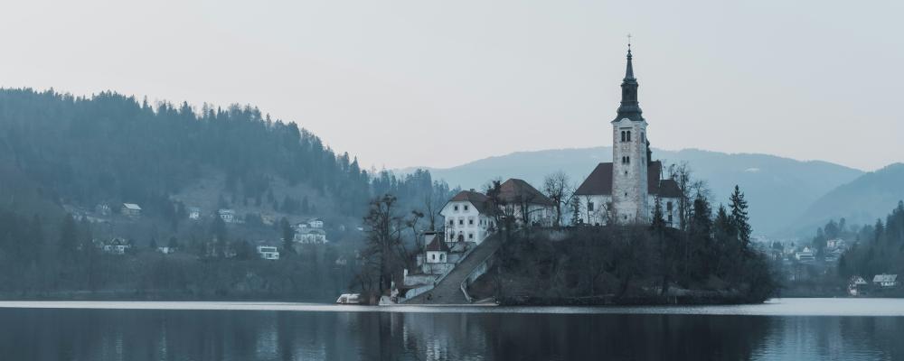 Intelligent Rail Summit är ett årligt återkommande evenemang som 2025 hålls i Bled, Slovenien. Foto: Febiyan/Unsplash