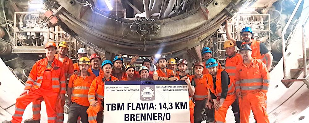 Vi firar en milstolpe – tunnelborrmaskinen Flavia och dess team har nått den österrikiska gränsen.
Bild: © BBT