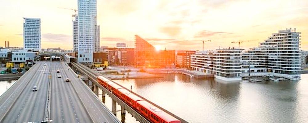 Metrobron mellan Fiskehamnen och Brändö är en av tre broar som ska renoveras eller ersättas i Helsingfors. Foto: Stadstrafikbolaget: Kaupunkiliikenne Oy