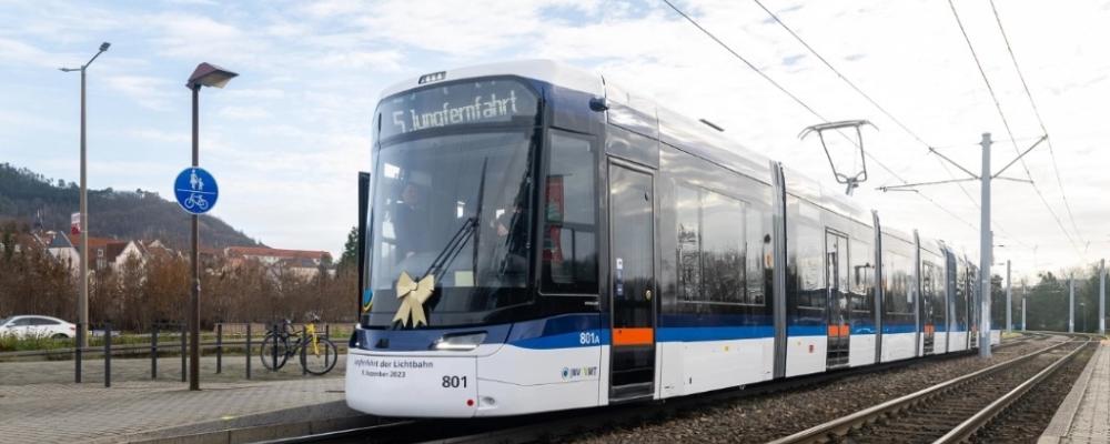 Staden Jena i Tyskland tar just nu emot totalt 33 Tramlink-vagnar – här ses den sjudelade versionen under sin premiärtur i december 2023. Foto: Jenaer Nahverkehr