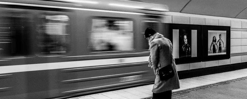 Regeringen har tagit emot två utredningar för stärkt skydd i järnvägs- och kollektivtrafiken: ett lagförslag och ett nationellt program. Foto: nikola johnny mirkovic / unsplash