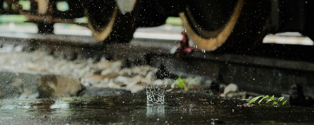 När spårfordon passerar snäva kurvor kan ett högfrekvent gnisslande ljud uppstå, så kallat kurvskrik. Foto: ereng hu/Unsplash