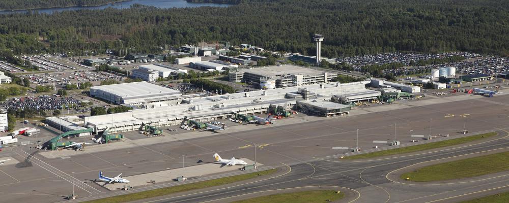 Uppdraget gäller järnvägsplaner för sträckan Mölndal–Landvetter flygplats och Bibana Mölnlycke. Flygbild över Landvetter flygplats 2011. Foto: Kontrastfoto/https://commons.wikimedia.org/wiki/File:Landvetter_Air_View.jpg?uselang=sv