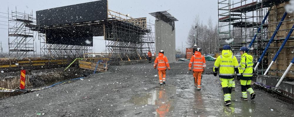 Utöver bron konstruerades även en tillfällig bottenplatta som bär en portal som går över spårvägen för att möjliggöra förberedelserna för gjutarbetet samtidigt som spårtrafiken är i gång. Foto: Inhouse Tech
