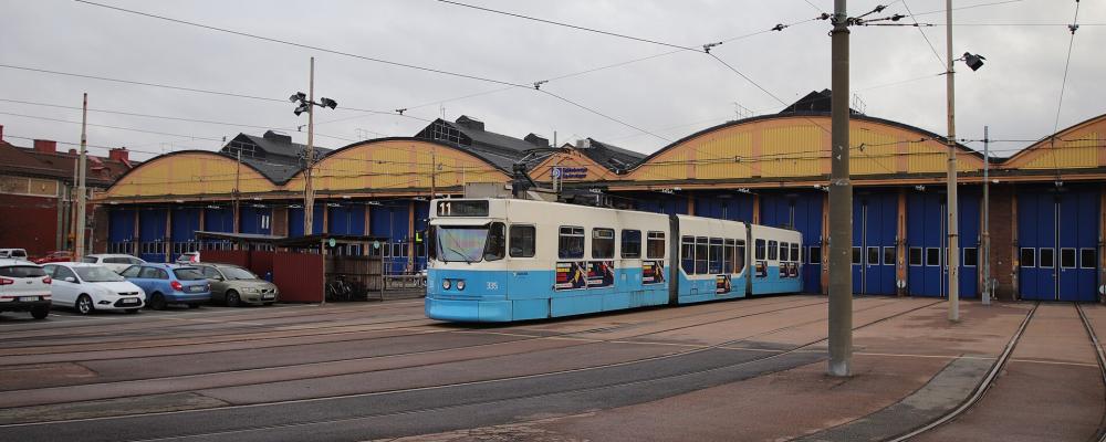 Spårvagn M31 335 utanför Vagnhallen Majorna. Foto: Andrzej Otrębski/Wikimedia Commons/https://commons.wikimedia.org/wiki/File:Goteborg_zajezdnia_Majorna_2.jpg