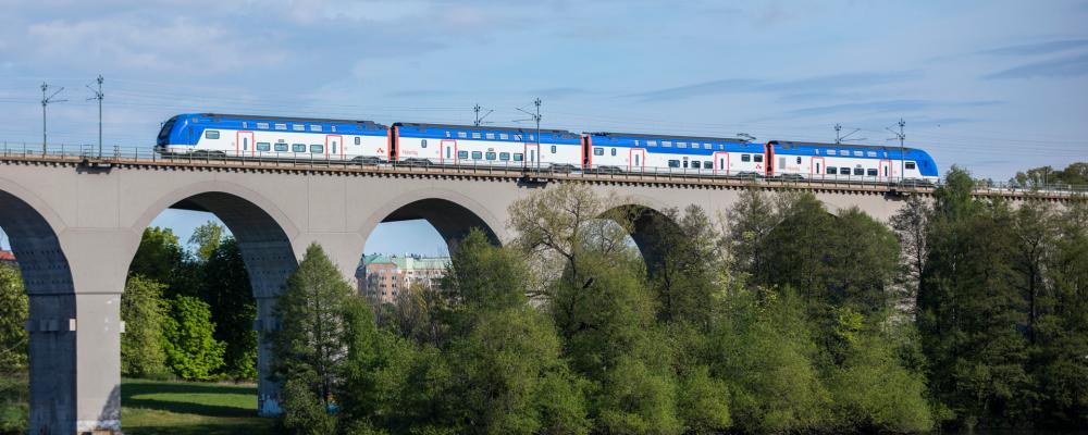 13 nya dubbeldäckare som ska trafikera Mälartågs linjer har beställts och levereras om tre år, 2028. Foto: Mälardalstrafik